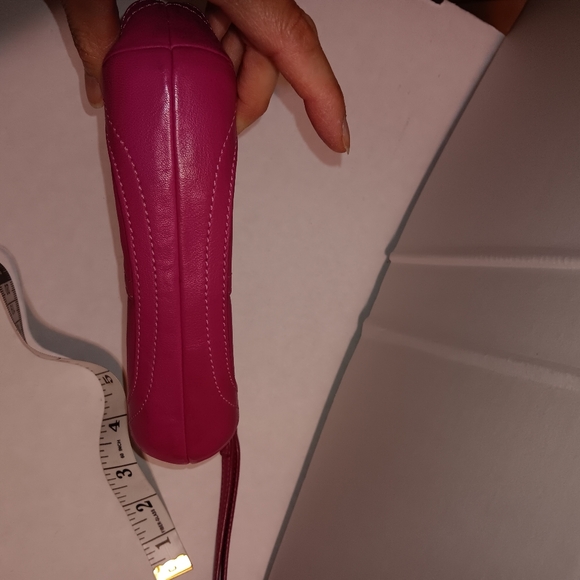 GUC Coach leather fuschia kiss lock wristlet (missing pull tag). - Picture 5 of 7